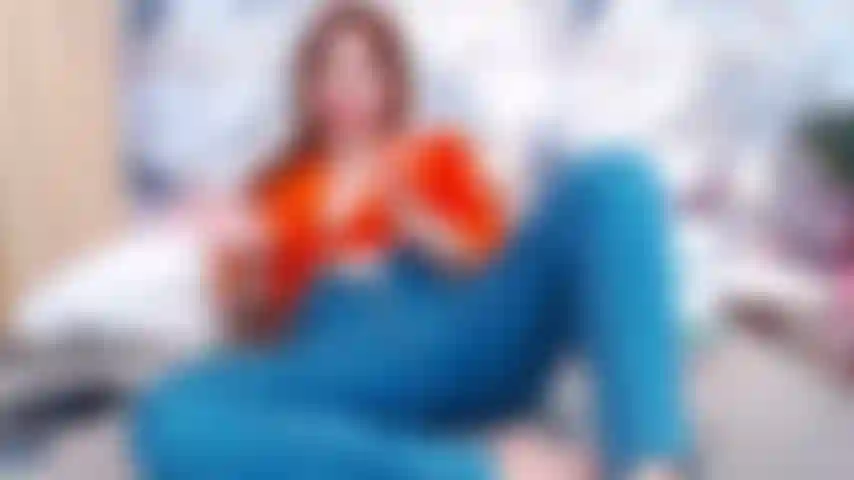 Completamente nua, brincando de consolo, chupando pés.