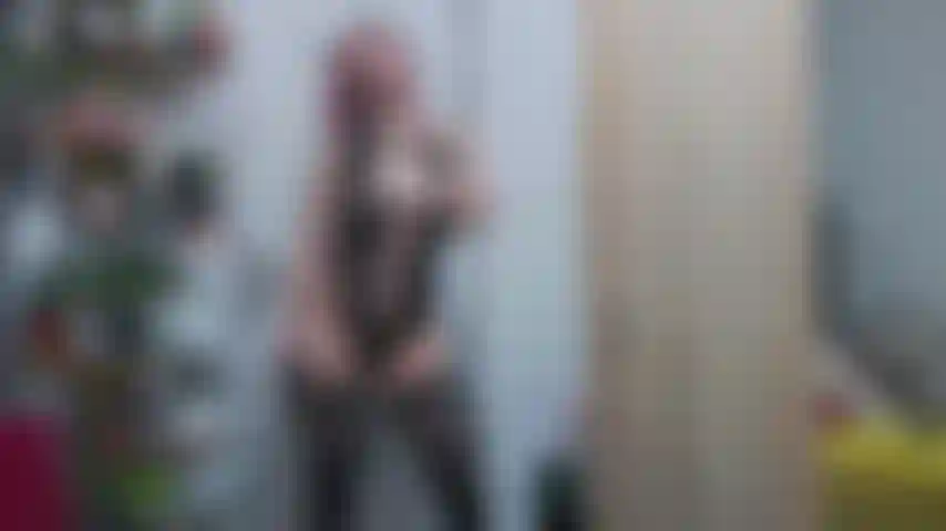 Que dedilha bucetas usando meias e lingerie sensuais.