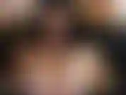 Cuspindo em meus peitos enormes para você!