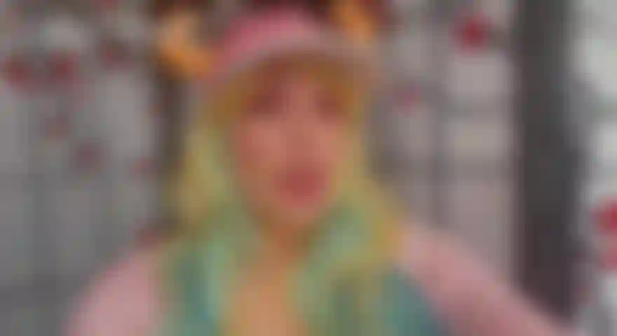 Lucoa tenta aumentar os seios.