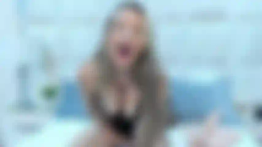 Charlotte sexy e sensual, cavalga, geme como uma garota louca e cheia de satisfação.