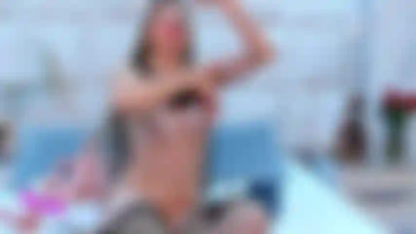 Mostro os peitos e saliva_foda com vibrações e gemidos deliciosos.