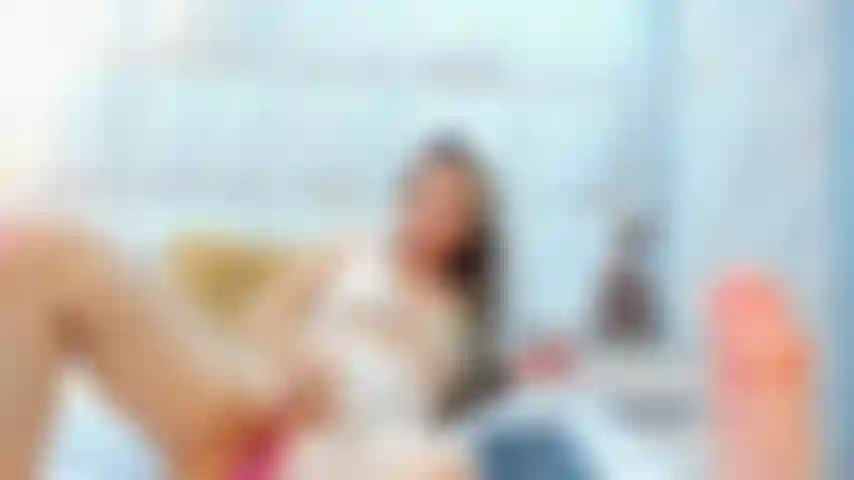 Charlotte safada com seu vibrador.