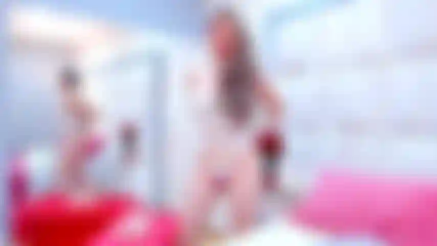 Uma cowgirl reversa_e_ela geme_striptease sexy.