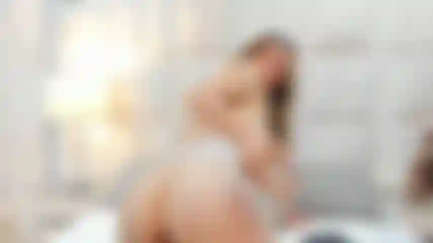 Óleo e leite na bunda, nádegas saltando, buracos nus.