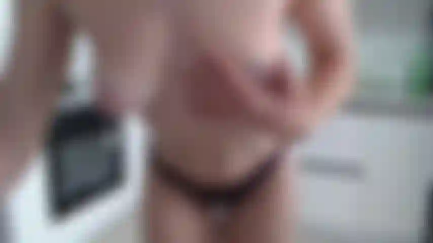 Fico nua e dedilhando a buceta.