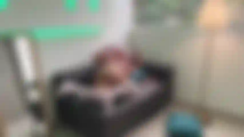 Me foda com força no sofá.