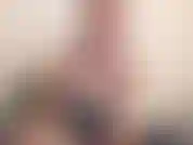 Estou com tanto tesão, só preciso gozar! Eu provoco você no começo com meus peitos enormes no meu sutiã rosa, com minha calcinha rosa combinando cobrindo meu arbusto grosso. Então eu me afio com meu vibrador favorito. Eu recebo s.