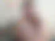 Meus pés estão recém-lavados, você não quer apenas chupar meus dedos? Sente-os no seu pau? Gozo em cima deles e os deixo bagunçados de novo?