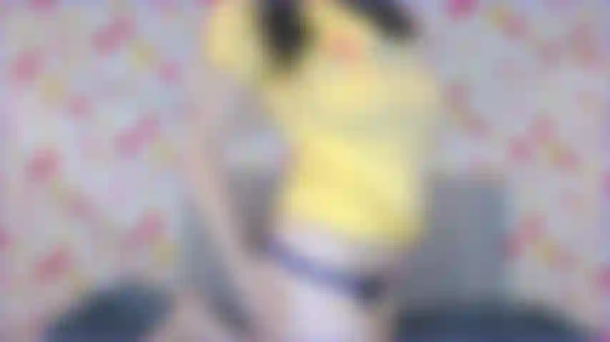 Camisa amarela rasgada.