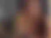 Faz tanto tempo que não te falo como brincar com seu pau! Mas por que não ficamos um pouco festivos? Coloco contas de carnaval em seu pau latejante e começo a provocá-lo como eu....