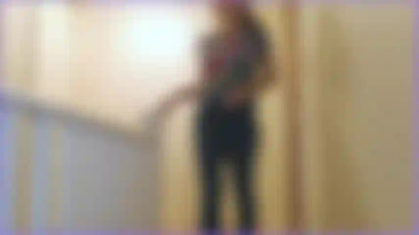 Tiro minhas roupas normais provocativamente e você fica agradavelmente surpreso ao ver um biquíni minúsculo em mim em vez de sutiã e calcinha! Fico toda agitada, chupo seu pau e imploro por sua porra!