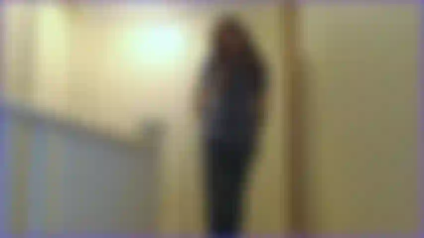 Adoro rasgar meu jeans velho e apertado! E esta camisa xadrez é fina como papel! Você ouve cada rasgo delicioso enquanto eu lentamente te mostro mais pele!