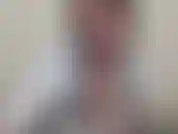 Olha como estou miseravelmente quente nesta onda de calor! A única coisa que vai me fazer sentir melhor é jogar água fria nos meus seios enormes e depois te provocar! Aproveite!