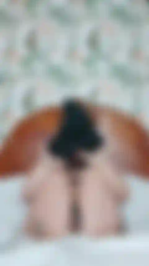 Jogo solo sexy com buceta aberta.