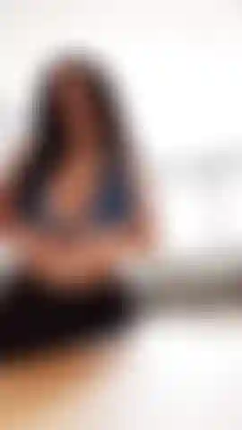 Divertida com maminhas oleadas no trailer.