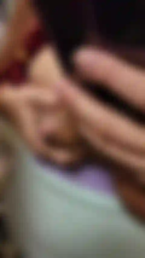 Me divirto esguichando meu espelho do banheiro com meu leite:).