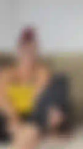 Já faz muito tempo que não coloco esmalte nas unhas, nem chupo os dedos dos pés e gravo, então aproveite essa delícia de eu mostrar meu tamanho 12 pés e me veja lamber e chupar meus dedos pintados enquanto estou nua ! ( Áudio).