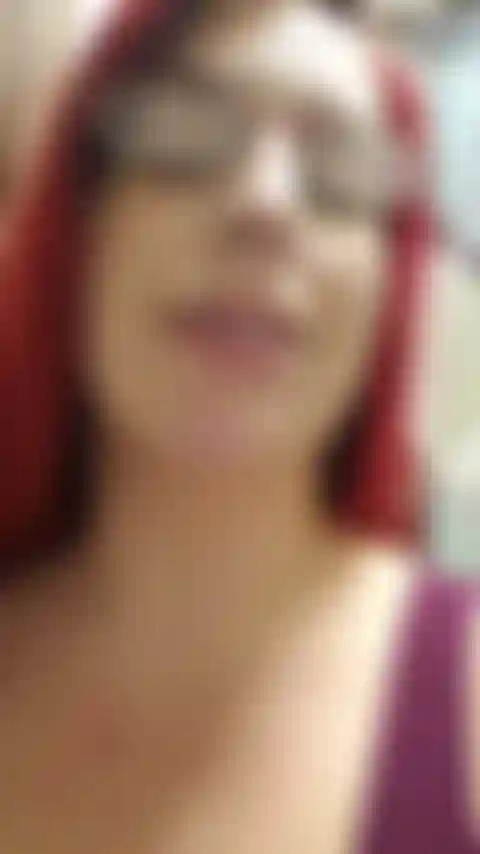 Exibindo minha barriga de terceiro trimestre. Apertando/esfregando/sacudindo/acariciando/etc e falando sobre o tamanho da minha barriga enquanto a mostro em diferentes ângulos e depois peço para você gozar nela para mim! Áudio!