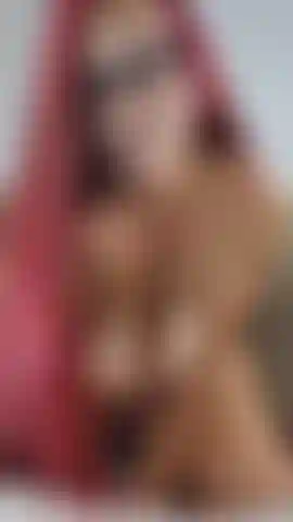 Você gosta de ver meus peitos pendurados? E a minha cara de 'o'? E os dois juntos? Me veja brincar com meus seios flácidos nas mãos e nos joelhos e depois monte minha vibração até gozar de calcinha com um close dos meus seios pendurados e rosto enquadrado..... ( Áudio! ).