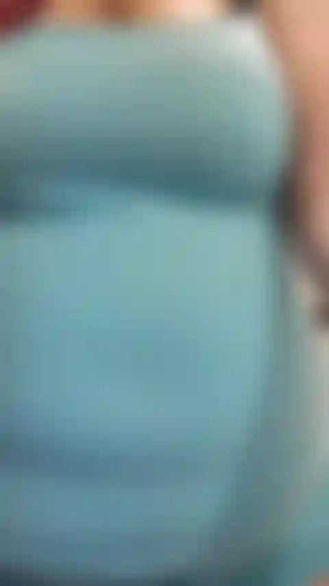 Provocando você com meus peitos grandes e flácidos e mamilos e aréolas enormes, e mostrando-os em close e vistas completas e falando sobre o quanto eu amo que você os foda e goze em cima deles com algum incentivo de porra e joi - áudio !