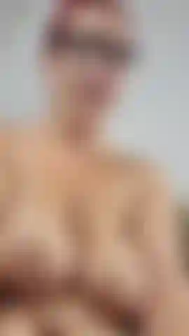 Quer ver que é como ter minha bucetinha esticada e fodida e cheia de múltiplas gozadas? Nas tetas, na barriga, no rosto e na bucetinha enquanto me estico e peço para você me limpar no final? ( Vídeo de vibrador esguichando!!) ( Áudio!).