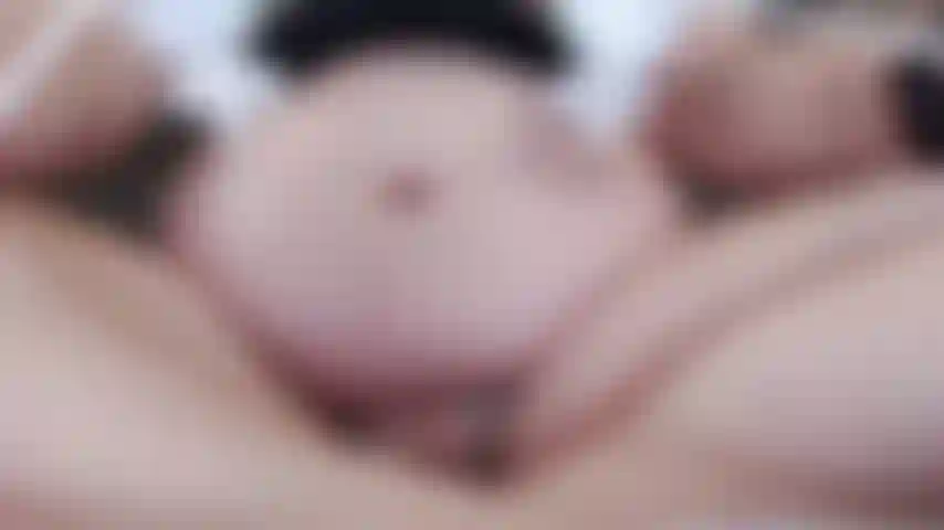 Bomba tira leite parte # 2, vistas de perto dos meus mamilos sendo bombeados e não estou usando minhas mamadeiras de coleta para que você possa ver o leite acabar enquanto eu desço e faço uma grande bagunça com leite !! Vídeo perfeito para fanáticas por leite/leite materno!