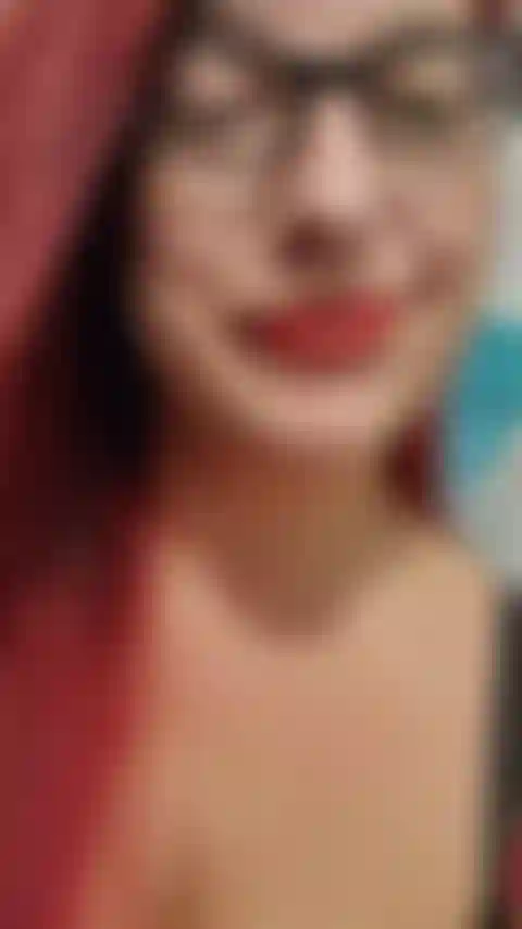 Não é surpresa que eu goste de ser natural, mas às vezes uma garota quer fazer algo especial! Observe-me lamber, chupar e acariciar seu pau enorme (usei o grande vibrador para este) enquanto usava batom vermelho! Áudio!