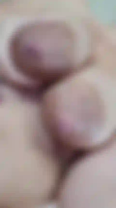 Meus seios estavam tão cheios que tive que deixar um pouco de pressão! Observe-me espremer um pouco de leite dos meus seios cheios;).