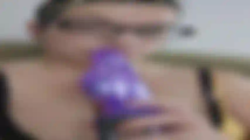 Meu marido saiu da cidade por mais de uma semana sem me foder primeiro. Enquanto eu estava ovulando, tomei as rédeas da situação e usei o novo vibrador que ele me deu de presente de natal pela primeira vez, e ele me fodeu tão bem que eu gozei gostoso e forte!