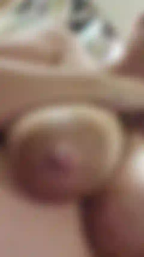 Estou usando meu vibrador de 10 polegadas pela primeira vez desde que dei à luz há 3 meses! Veja-me lamber e chupar meus mamilos e chupar leite, foder minha buceta com o brinquedo e me fazer gozar enquanto esguicho leite em todos os lugares e faço uma grande bagunça! - Áudio!