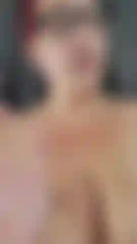 Uso 5 consolos diferentes do menor ao maior! Me veja esticar minha bucetinha na ponta com meu maior brinquedo! É meu vibrador de dragão ruim, ainda mais grosso que meu vibrador de 12 polegadas! ( Áudio!).