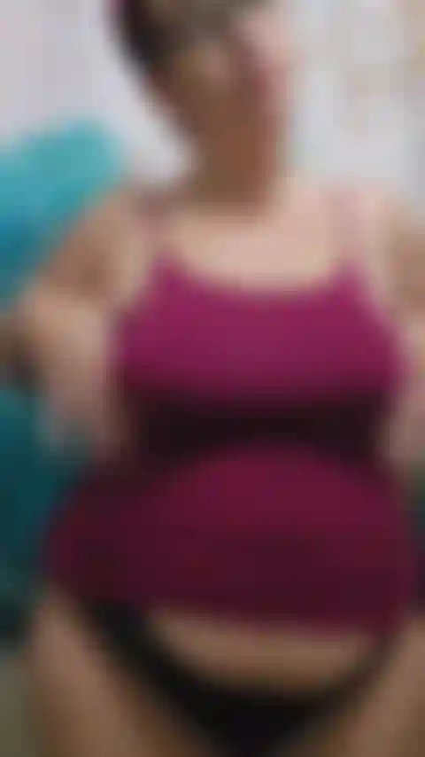 Mostro meus enormes peitos pós-parto, então me deito e faço você subir em cima de mim e me foder em um estilo missionário pov para que você possa ver meus enormes peitos cheios balançando como se você estivesse me fodendo e falando sobre você me engravidando de novo!