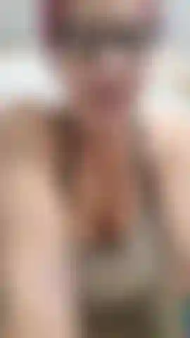 Brendan estava de volta e queria que eu exibisse meu corpo sexy e cheio de curvas de grávida e o provocasse mais uma vez, agora que eu estava grávida de 34 semanas! Ele tem tanto ciúme do meu corpo curvilíneo de grávida e gostaria de poder ir comigo no meu último mês de gravidez!