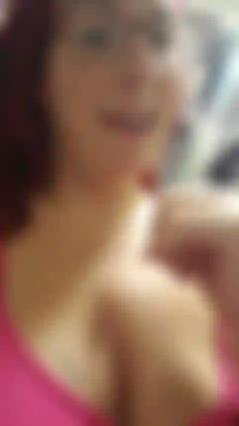 23 Grávida de semanas - boquete desleixado, engasgando e cuspindo em todos os meus seios e barriga. Gravei este vídeo no meu 'escritório' com meu telefone para que tenha áudio :).