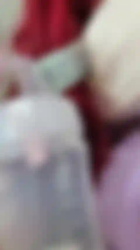 Gravei um pequeno clipe de bombear meus seios pela manhã;) veja como meus seios descem na bomba!