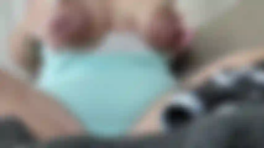 Meus peitos estavam super cheios e precisava descarregar um pouco. Veja-me esguichar o leite materno para ajudar a aliviar um pouco a pressão!