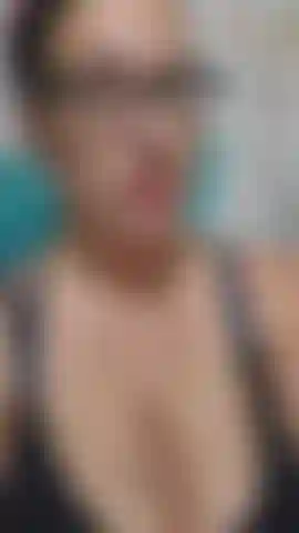 Encontrei meu pequeno vibrador preto! Ele estava desaparecido há tanto tempo, esse pequeno e forte sugador sempre me faz gozar tão rápido, mas eu queria me excitar. Quando finalmente gozei, não queria parar, então continuei porque era tão bom e gozei de novo!