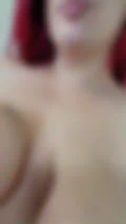 Só um gostinho chupando o leite dos meus mamilos e deixando escorrer pelas minhas tetas!