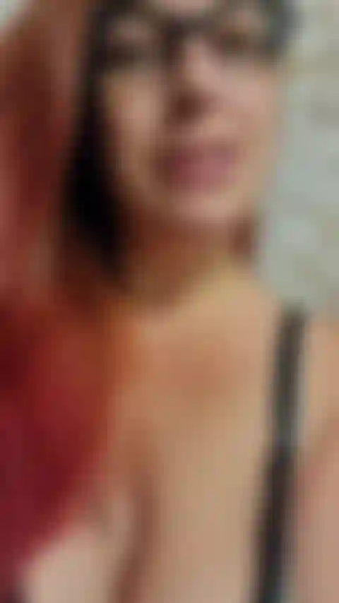 Esguicho leite e chupo enquanto falo sobre você amamentando em mim passo óleo nos peitos e isso me excita então fico nua e me masturbo enquanto esguicho leite até gozar! Áudio!