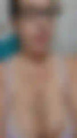 É nye e o champanhe estava fluindo, desejando que você estivesse comigo para me ajudar a drenar meus seios enquanto eu dreno seu pau, eu falo sacanagem enquanto brinco com minha boceta super molhada e esguicho leite para você e imploro por sua carga de esperma! ( Áudio!).