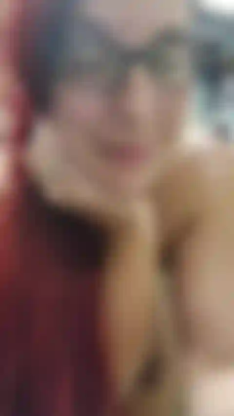 Mão tirando e drenando meus seios e esguichando toneladas de leite! Até esguicho e borrifo tanto leite que forço uma descida e gotejamento automático e o leite começa a escorrer dos meus peitos sozinho! Áudio!