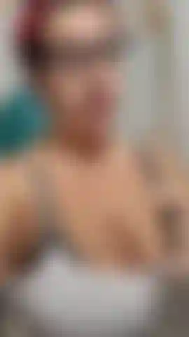 Exibindo minha barriga de grávida de 22 semanas e me despindo completamente nua com vista total da cabeça aos pés! Passando óleo nos peitos e na barriga e depois pendurando meus peitos de grávida bem na sua cara! Alguns peitinhos saltando (ouça como eles batem palmas!) Áudio!