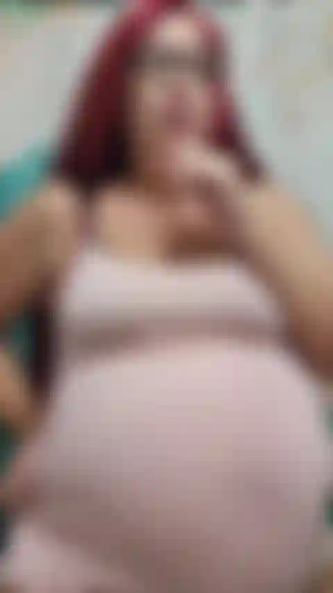 Ouvi dizer que você tinha um pau pequeno e tive que descobrir por mim mesma. Te confronto e você mente para mim sobre o seu tamanho. Ofereço algum incentivo para te ajudar a crescer, mas não funciona, então eu tiro sarro do seu pau pequeno. Contagem regressiva! 39 Grávida de semanas.