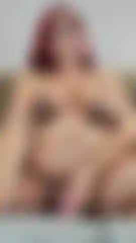 Já fazia muito tempo que não usava meu vibrador roxo! Volto a usar pela primeira vez em muito tempo! Vibro minha bucetinha e gozo bem forte e embaraçosamente rápido! Ótima vista da minha barriga/seios de grávida e claro da minha cara nessa! 35 Semanas!