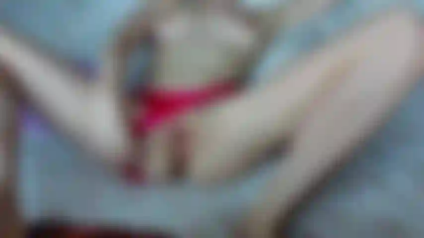 Uma adolescente peituda luta para colocar um novo brinquedo em seus buracos apertados.