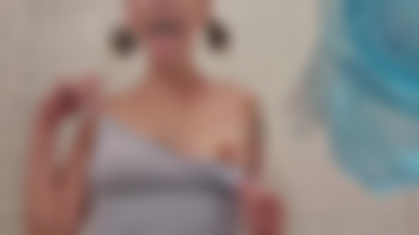 Cam fofa mostra língua comprida em um show de cuspe