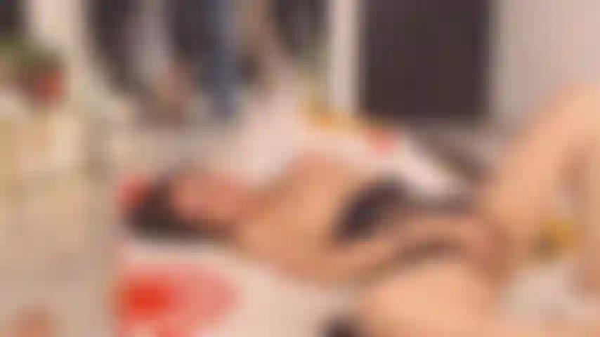 Me masturbando sensualmente, molhada e com os dedos dentro.