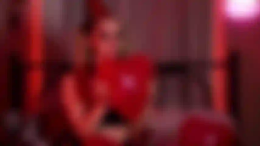 A palhaça cherry estoura balões com a bunda!