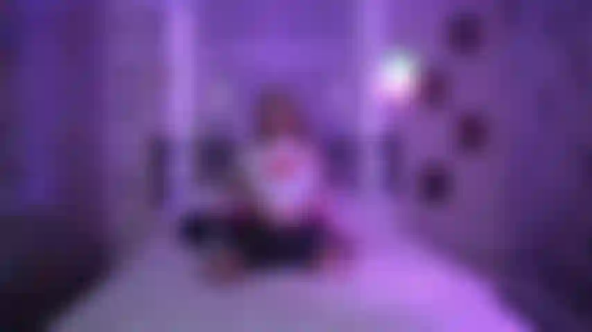 Strip tease joi com incentivo de porra / contagem regressiva! ( Com perna ligeiramente aberta).